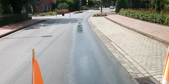 Ölabsaugmaschine auf Straße